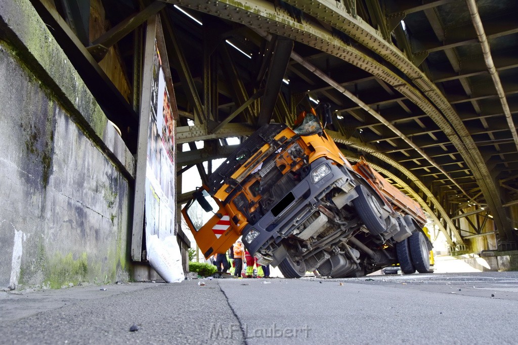 LKW blieb unter Bruecke haengen Koeln Deutz Deutz Muelheimerstr P054.JPG - Miklos Laubert